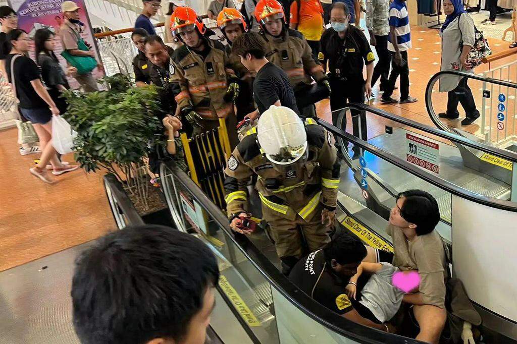 Boy was trapped in big-headed shoes and rescued from the escalator and sent to the hospital for treatment