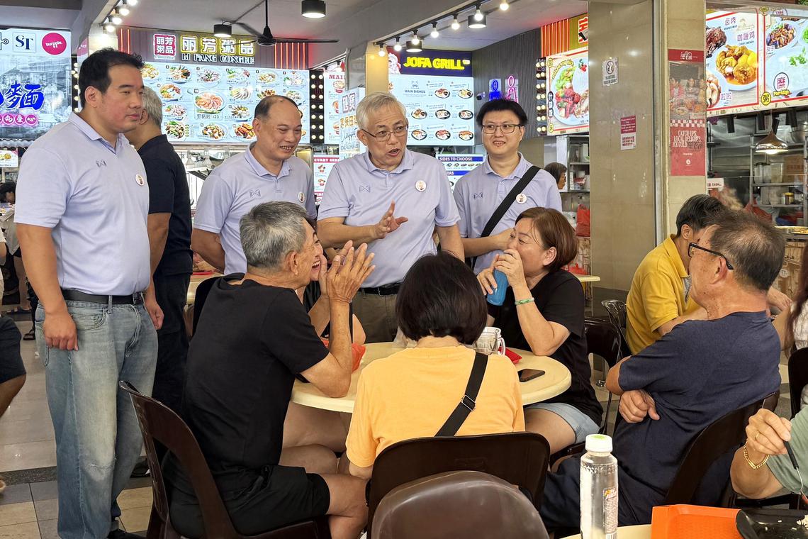 Wu Mingsheng (second from right), Secretary-General of the People's Power Party, visited the Tampines constituency with party members on Sunday morning. (Photo by Yin Yunfang)