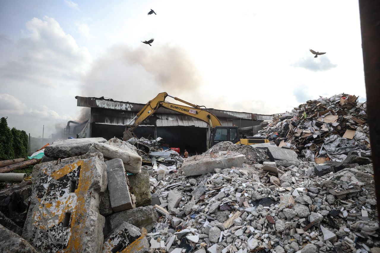 The construction bureau said factories and buildings near Hua and Hua were not affected. The picture shows a factory located behind Hua and Hua. (Photo by Guan Junwei)