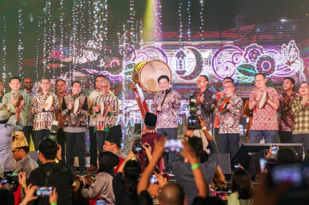 Geylang Sina Eid Festival lights are on Prime Minister Huang attended to celebrate with thousands of people 