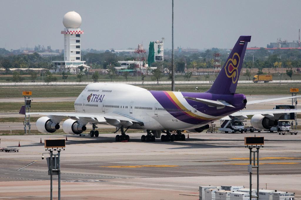 The pilot returns to the airline on the way through the window of the Thai airliner