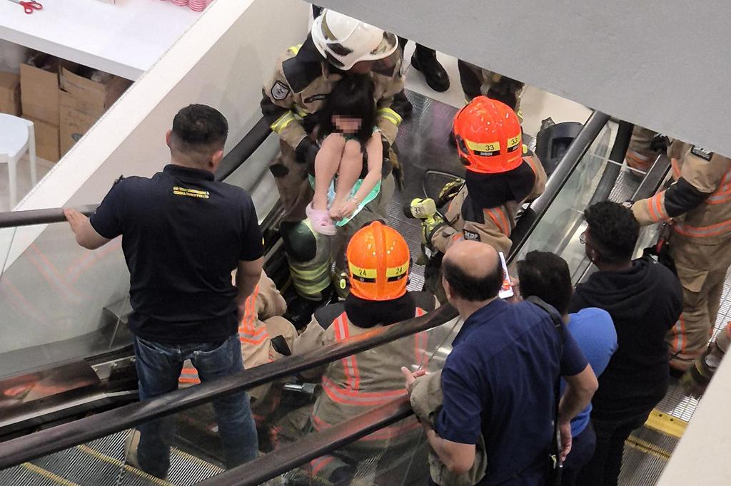 Girls wear big-headed shoes and feet to the escalator for civil defense and rescue and hospital treatment