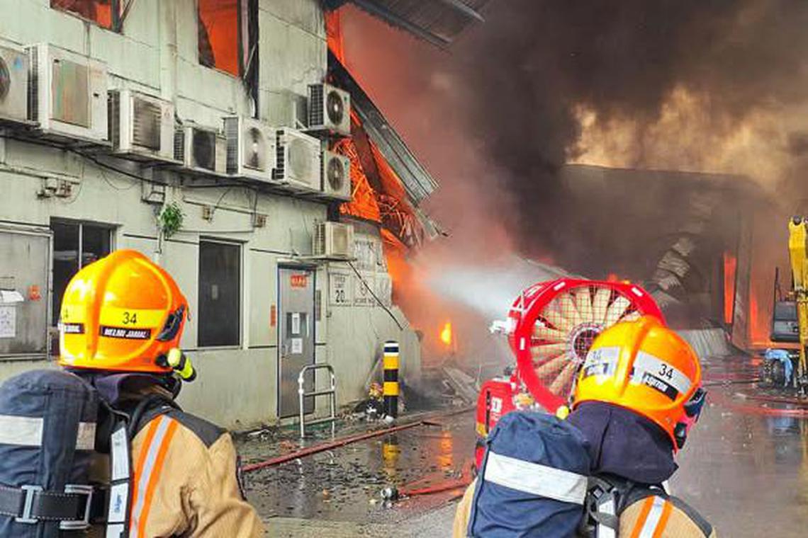 Singapore Civil Defense Forces revealed on Facebook page at 11:30 am on Wednesday (February 19) that the Civil Defense Forces received a notice at 10:30 am saying that a fire broke out at 11 Kranzhi Bend. (Retrieved from the Facebook of Singapore Civil Defense Forces)