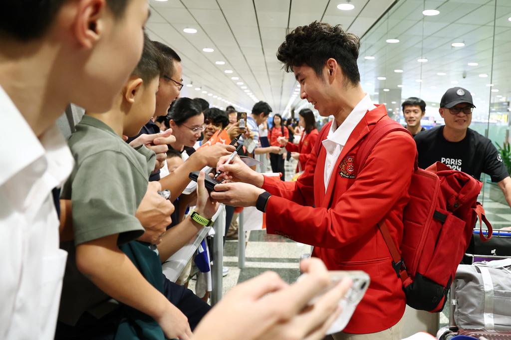 【Olympic Games】Failor general Luo Jianyou and Yang Jiamin return home fans send flowers to take a photo as a souvenir