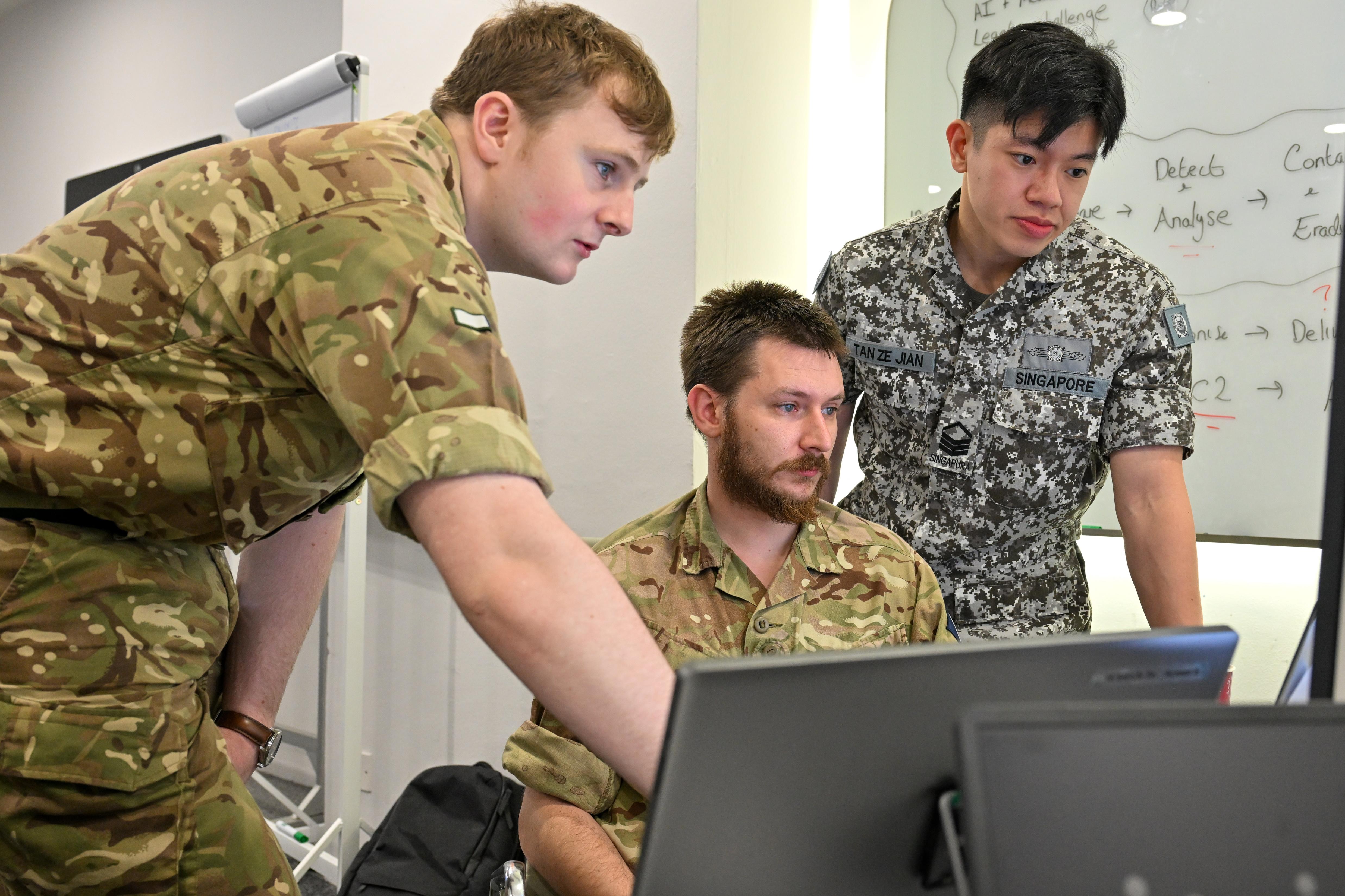 Singapore’s defense digital defense and intelligence forces work with British Army soldiers to identify and mitigate simulated cyberattacks. (Provided by the Ministry of National Defense)