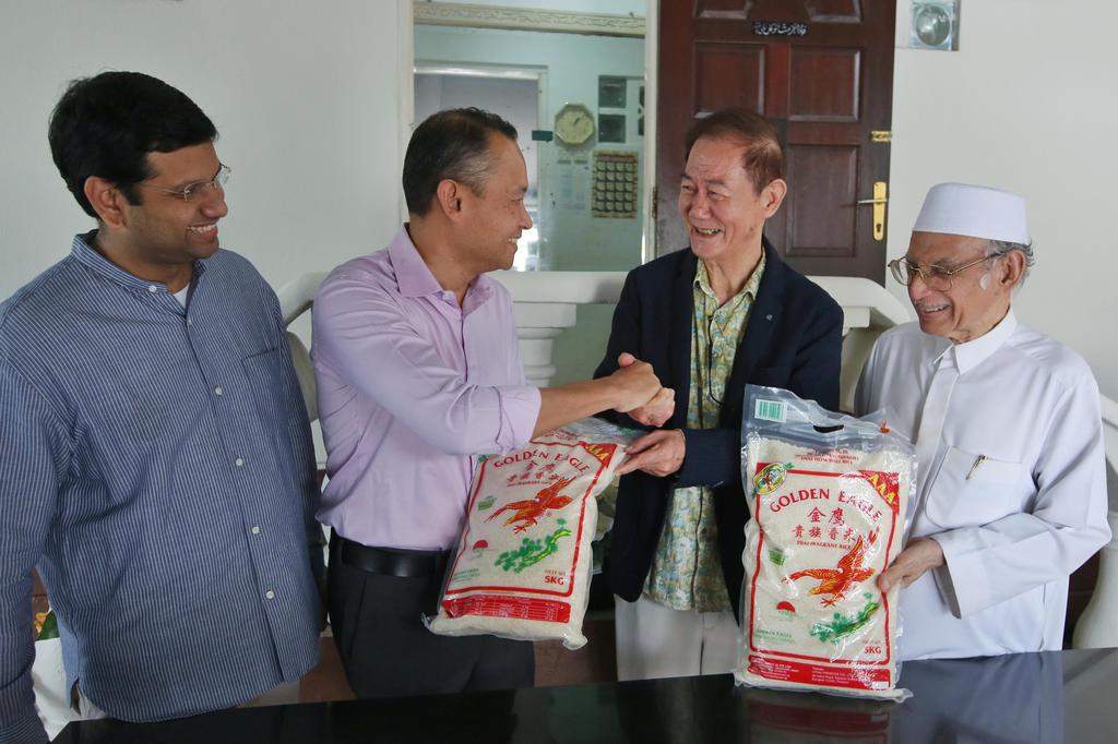 Lai Shilin donates 30 tons of rice to provide food aid to Muslims