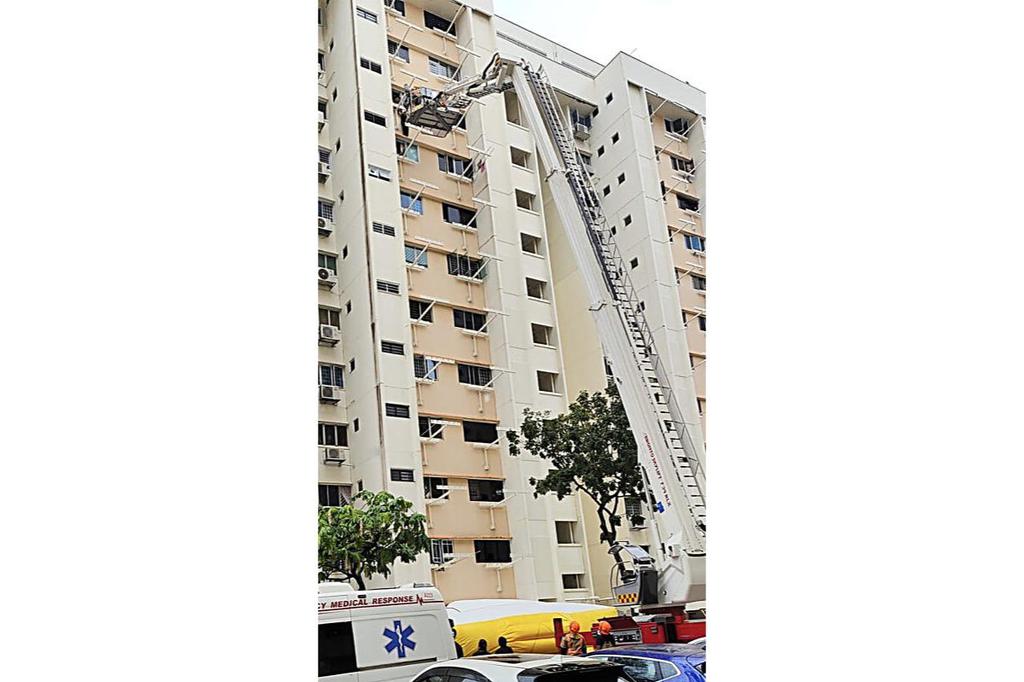 Climb out of the window and crawl back to the house, the maid is trapped in the 10th floor wall for an hour 