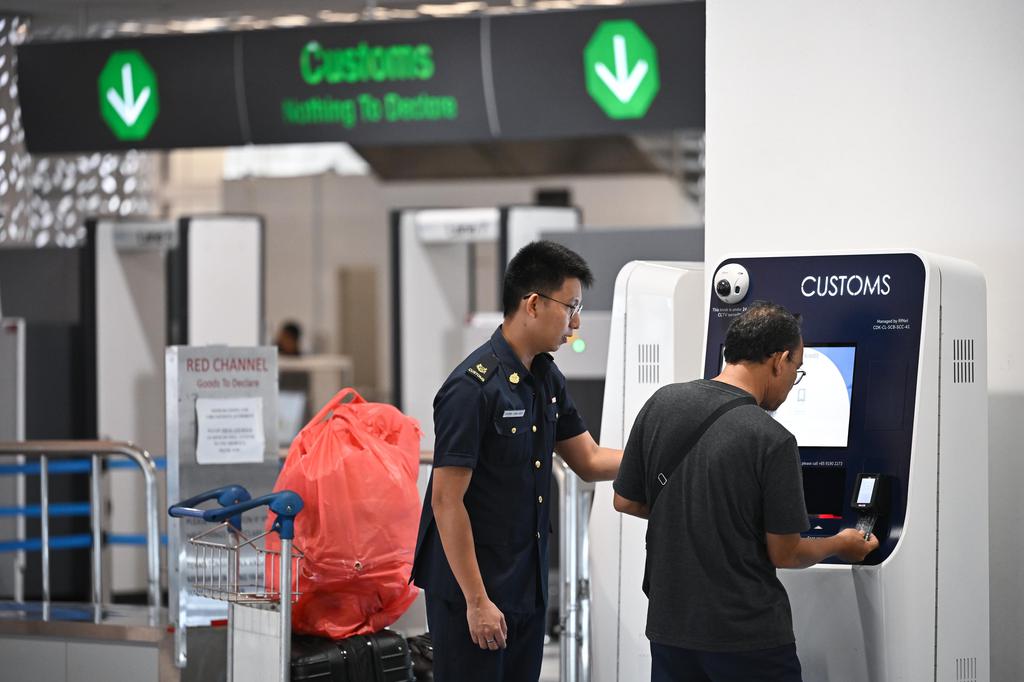 The Customs Bureau seized more than 20,000 tax-evasion cases last year