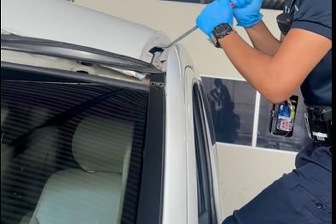 After law enforcement officers discovered the abnormality of the vehicle, they used tools to pry the roof open and found 165 and 251 packs of tax-eliminated cigarettes from the mezzanine between the roof and the ceiling. (Screenshot of Facebook video of Immigration and Checkpoints Bureau)