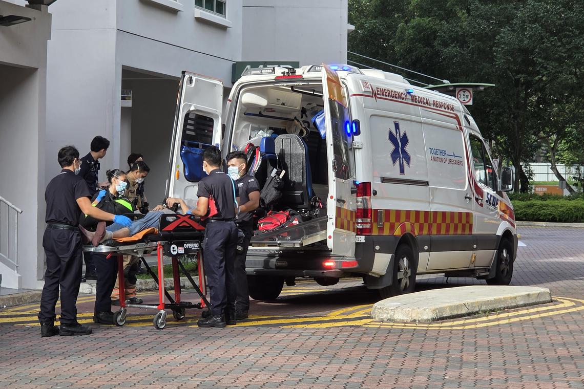 One of the elderly was carried into an ambulance by civil defense personnel. (Photo by Zheng Yiming)