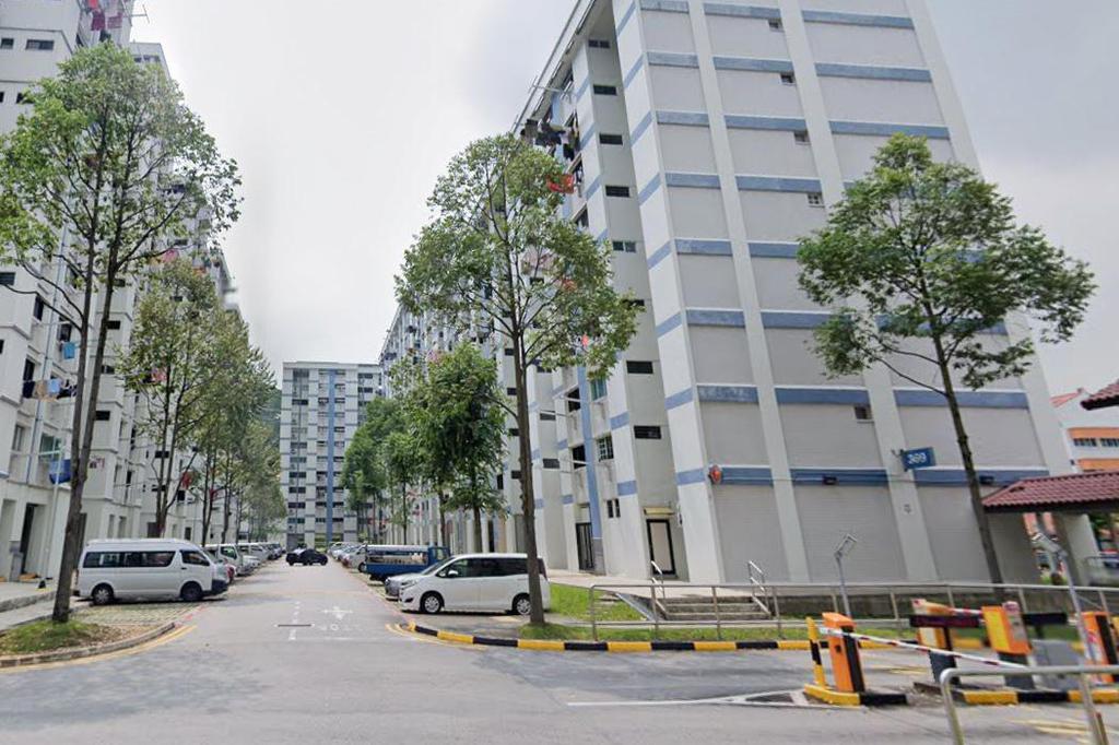 The parking lot starts to argue with passers-by blocking the car before the private driver continues to drive forward