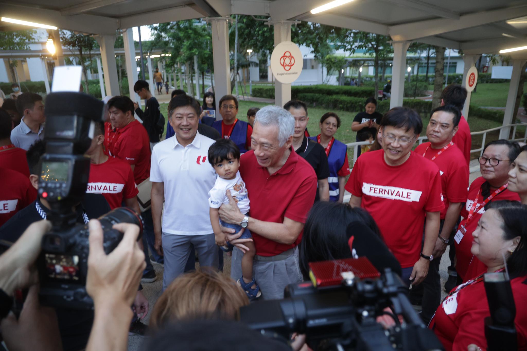 State Counsel Lee Hsien Loong (center) and Ang Mo Kio Constituency Councilor Yen Tsang (second from right), who was in charge of Finweel District, attended the event in Finweel Community on March 16. Huang Zhiming (the person in white) stood beside Lee Z. (Photo by Cai Jiazeng)