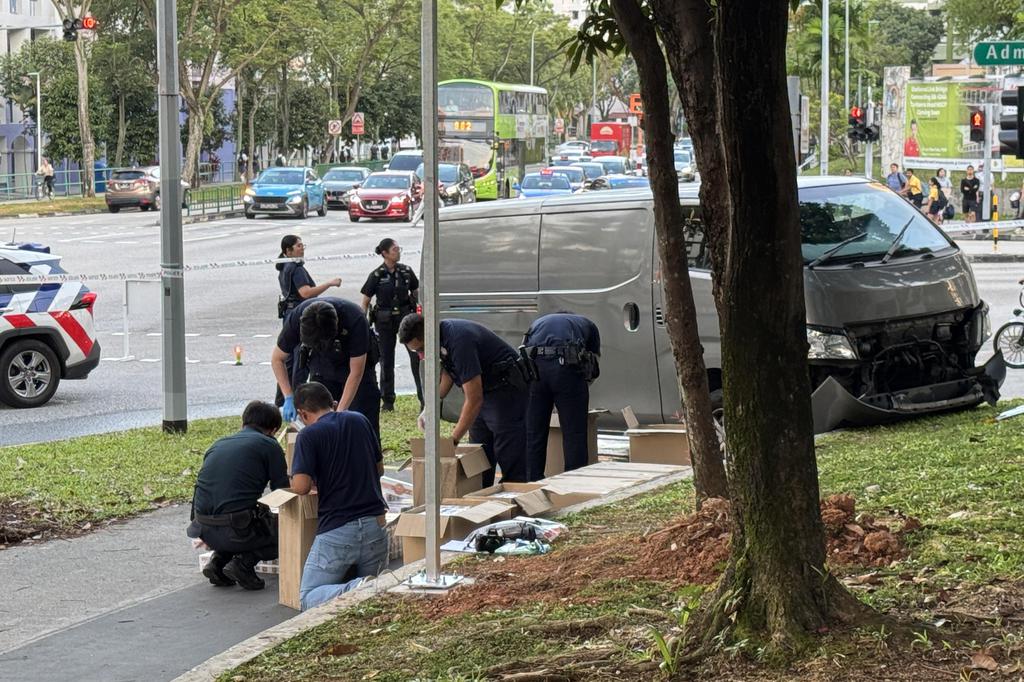 The small truck suspected of hiding and rushing onto the sidewalk to search for tax evasion cigarettes