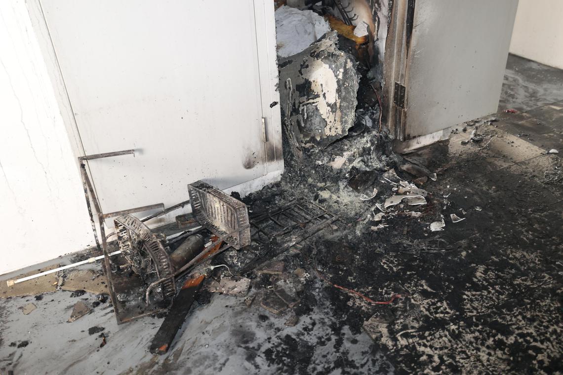 The range of the meter box is in a mess, and burned debris can be seen, and the corridor ceiling is blackened. (Photo by Zheng Yiming)