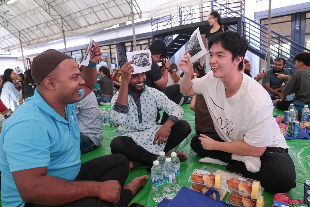 More than 300 foreign workers and volunteers gathered in Sanbawang to share the Eid rice