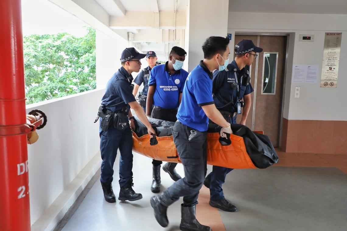 At around 5:30 pm, coroner and police officers carried the body of the deceased out of the unit where the accident occurred. (Photo by He Bingyao)